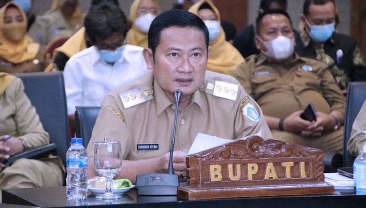 Bupati Lamongan Yuhronur Efendi saat mengikuti verifikasi secara virtual oleh Kementrian Kesehatan dan Kementrian Dalam Negeri terkait Kabupaten Sehat di Ruang Command Center, Senin (11/10/2021). (Foto: Prokopim Lamongan for TIMES Indonesia)