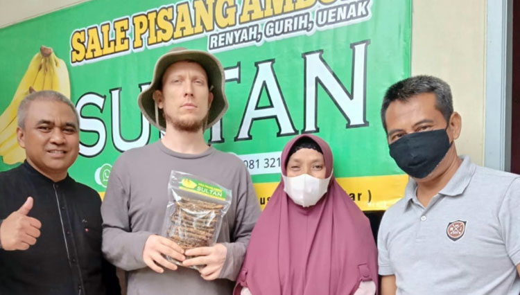 Wisatawan asing saat memborong cemilan Sale Sultan (Foto: Dokumen Sale Sultan)