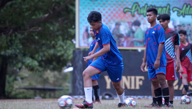 Para pemain Lombok FC saat melakukan latihan di Markas Batalyon Infantri 742/SWY di kompleks TNI AD di Gebang, Kota Mataram.(FOTO: Humas Lombok FC)