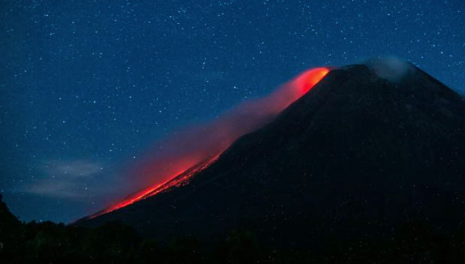 Luncuran lava pijar Gunung Merapi terlihat dari Cangkringan, Sleman, DI Yogyakarta, Minggu (15/8/2021). (Foto: ANTARA FOTO/Hendra Nurdiyansyah)