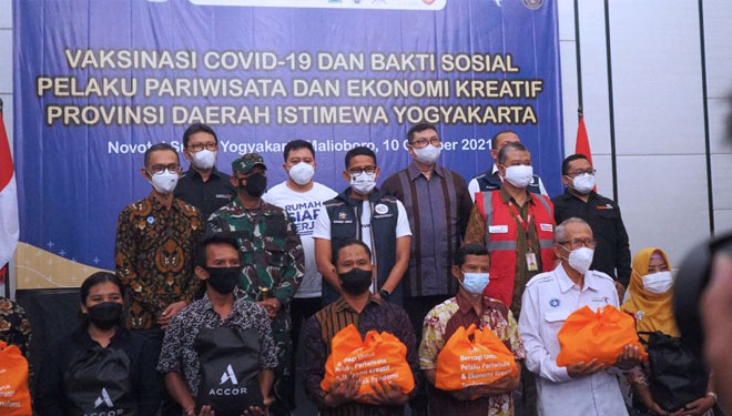 Menparekraf RI, Sandiaga Salahuddin Uno bersama para penerima bansos pelaku pariwisata dan ekonomi kreatif DIY. (FOTO: T.Cilik Pamungkas for TIMES Indonesia)