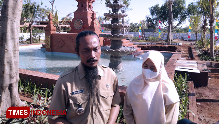 Kades Sekapuk Abdul Halim saat memberikan keterangan pers terkait peresmian Monumen Ratu Agro (FOTO: Akmal/TIMES Indonesia).