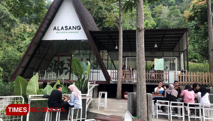 Pengunjung Menikmati Suasana Alasang Kafe, Alasang Kafe, Kecamatan Pujon, Malang (Foto: Arum Putri Mentari/ TIMES Indonesia)