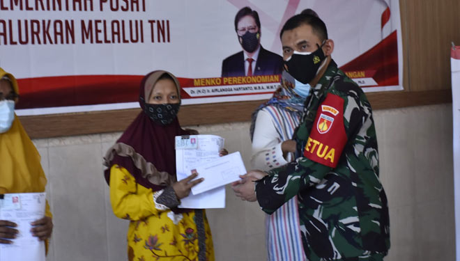 Dandim Kendal, Letkol Inf Iman Widhiarto bersama jajaran Forkopimda Kendal, saat menyalurkan bantuan tunai dari Pemerintah Pusat kepada pelaku usaha PKL, di Halaman Kodim Kendal, Selasa 12/10/2021 (Foto: Zamroni/ TIMES INDONESIA). 