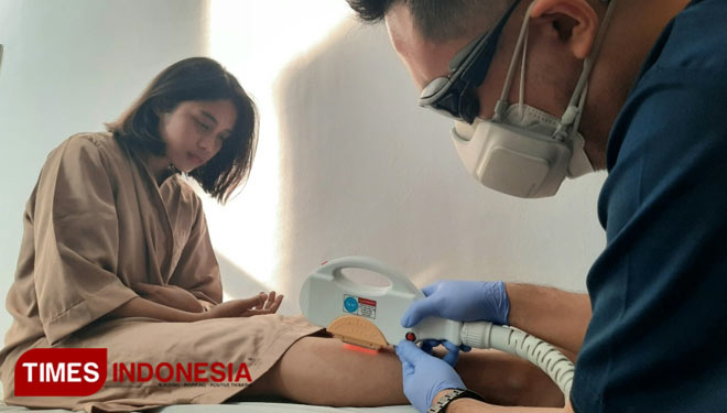 Proses IPL di Evine Beauty Care yang dapat menghilangkan bulu hingga 90 persen (FOTO: Shinta Miranda/TIMES Indonesia)