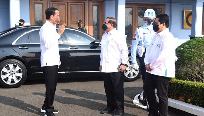 Presiden Jokowi saat menyapa para menteri hendak melakukan kunjungan kerja ke Gresik (Foto: Lukas - Biro Pers Sekretariat Presiden).