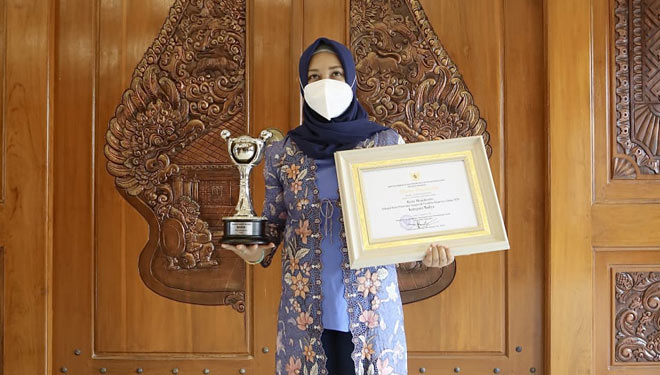 Wali Kota Mojokerto, Ika Puspitasari saat menerima penghargaan Anugerah Parahita Ekapraya. Minggu (10/10/2021)(Dok. Pemkot Mojokerto for TIMES Indonesia) 