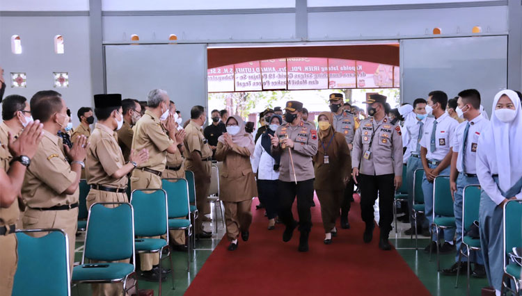 Kapolda Jateng hadir di SMA 2 Slawi giat launching Satgas Covid-19 Pelajar dan Mobile Masker, Senin, (11/10/2021). (Foto: Humas Pemkab Tegal For TIMES Indonesia)