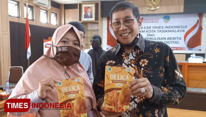 Owner Katobaki Tia Listiani (25) saat berfoto bersama Wali Kota Tasikmalaya HM Yusuf di Aula Balai Kota Tasikmalaya beberapa hari yang lalu (FOTO: Harniwan Obech/TIMES Indonesia ) 