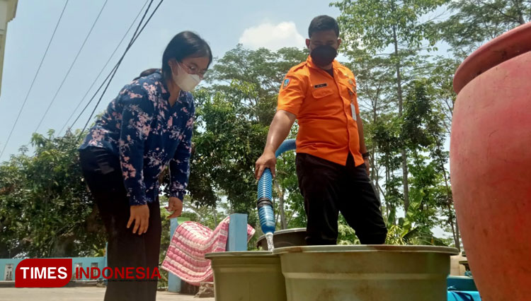 Antrian warga Dusun Wonorejo, Desa Ngrimbi, Kecamatan Bareng, Kabupaten Jombang untuk mendapatkan air bersih bantuan dari BPBD Jombang (FOTO: Rohmadi/TIMES Indonesia) 