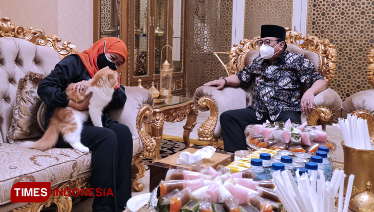 Khofifah Indar Parawansa Gubernur Jawa Timur saat berdiskusi akrab bersama Pakde Karwo Anggota Wantimpres RI. (Foto: Kiagus Firdaus/TIMES Indonesia)