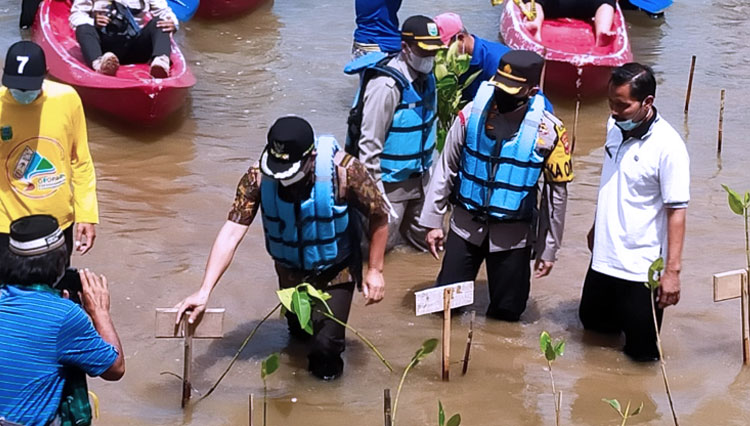 Jajaran Polres Kebumen menggelar kegiatan penanaman mangrove di Pantai Logending Kecamatan Ayah. (FOTO: Humas Polres Kebumen for TIMES Indonesia)