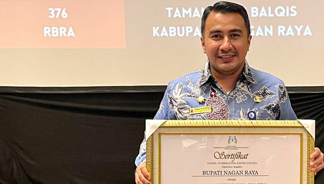 Kadis DPMG-P4 Nagan Raya, Rahmatullah, S.STP, M.Si saat menerima penghargaan dari Kementerian PPPA untuk Bupati Nagan Raya (Diskominfotik NR For TIMES Indonesia)