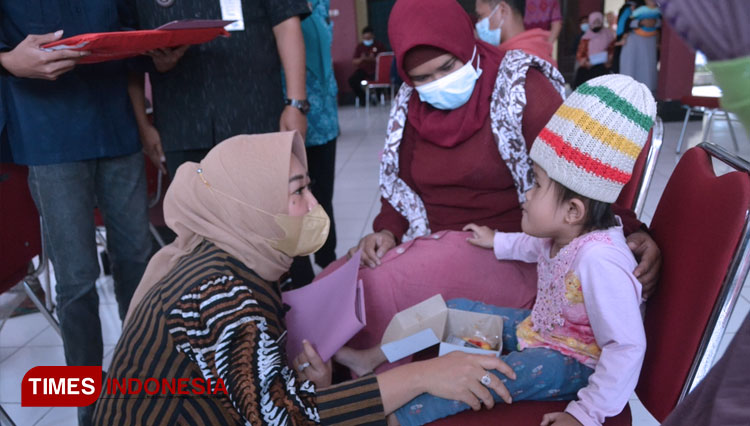 Bupati Purbalingga Dyah Hayuning Pratiwi SE BEcon MM serahkan bantuan rutin tahunan. (FOTO: Humas Pemkab Purbalingga For TIMES Indonesia)