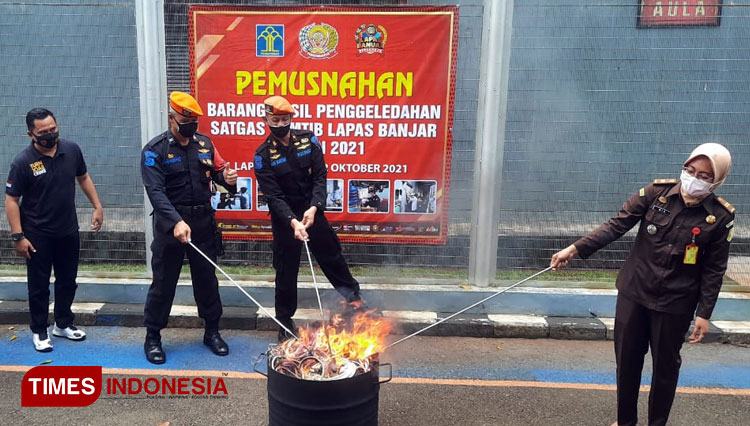 Pemusnahan barang sitaan hasil penggeledahan kamar hunian warga binaan dengan cara dibakar (foto:Susi/TIMES Indonesia)