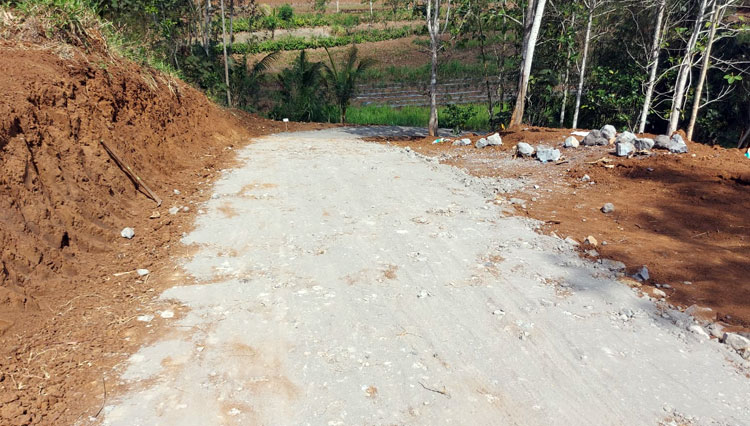Penampakan sasaran fisik TMMD ke 112 TA 2021 Kodim 0808/Blitar pembangunan jalan yang menghubungkan Desa Pakisaji dengan Desa Kebonsari Kecamatan Kademangan Kabupaten Blitar.(Foto : Kodim 0808/Blitar)