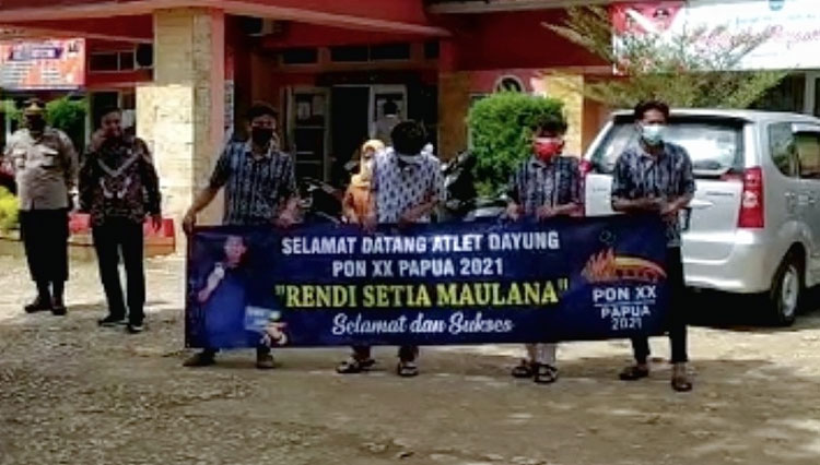 Penyambutan kedatangan Rendy Maulana di Desa Pamotan, Kecamatan Kalipucang, Kabupaten Pangandaran, Jawa Barat. (Foto: Puying Sudrajat)