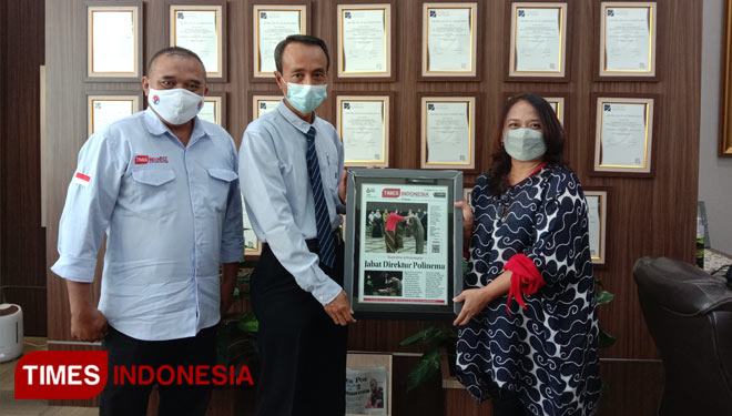 Direktur Polinema Periode Tahun 2021 – 2025, Supriatna Adhisuwignjo, ST., MT menerima cinderamata e-Koran dari Direktur TIMES Indonesia. (Foto: Naufal Ardiansyah/TIMES Indonesia)