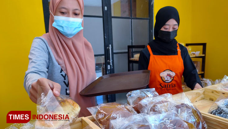 Pengunjung tengah memilih aneka varian kue di Satria Roti, Selasa (12/10/2021). (Foto: Lely Yuana/TIMES Indonesia) 