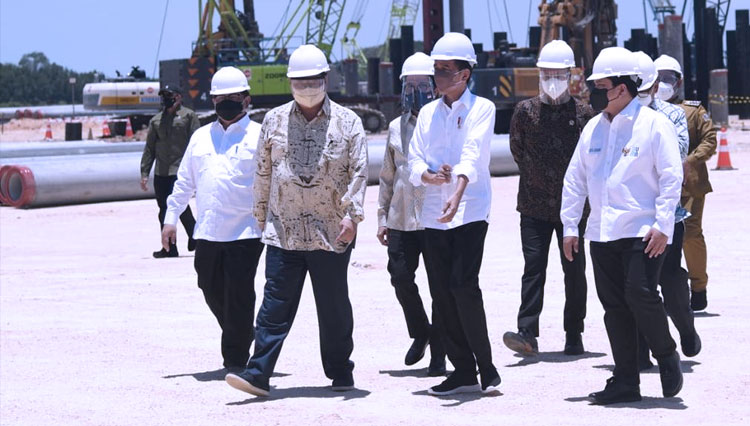Presiden Jokowi saat melihat progres pembangunan smelter PT Freeport Indonesia di KEK Gresik (Foto: Lukas - Biro Pers Sekretariat Presiden)