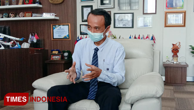 Direktur Polinema periode 2021-2025 Supriatna Adhisuwignjo saat ditemui TIMES Indonesia di ruang kerjanya. (Foto: Naufal Ardiansyah/TIMES Indonesia)