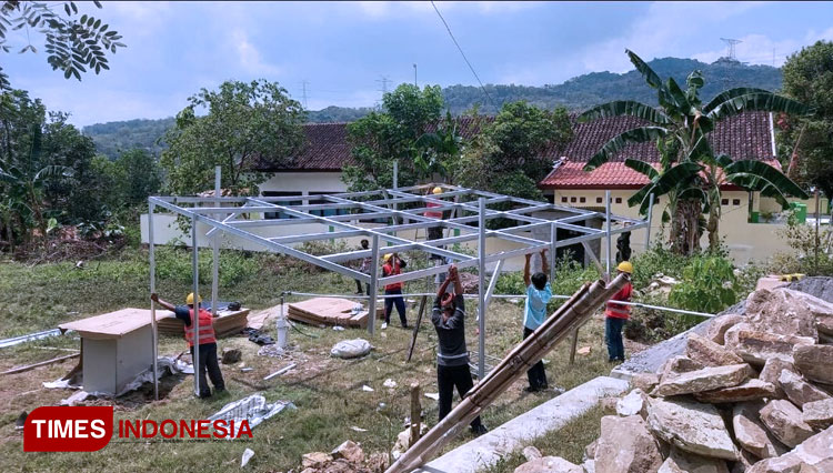 Tim PTDM UAD ketika instalasi PLTS di Kalurahan Serut Gunung Kidul (FOTO: Humas UAD for TIMES Indonesia)