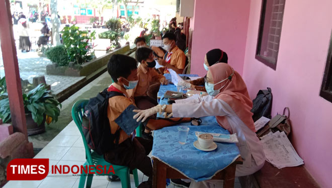 Vaksinasi terhadap pelajar di Kabupaten Bondowoso Jawa Timur (FOTO: Moh Bahri/TIMES Indonesia).