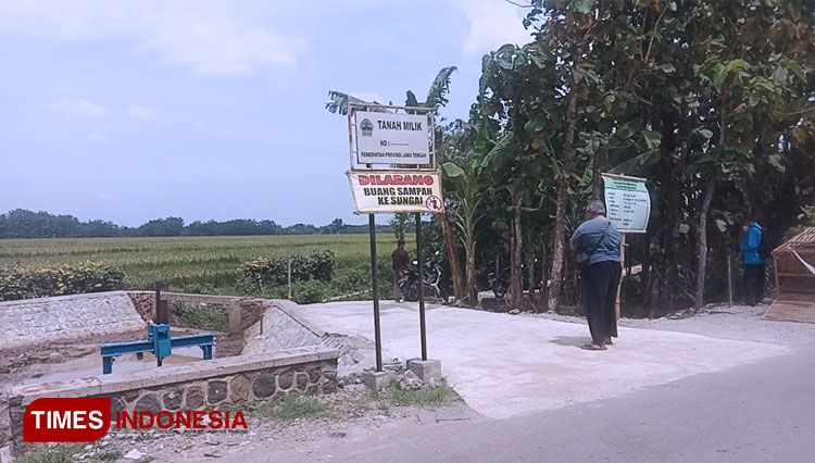 Jalan milik provinsi Jateng yang di bangun Desa Ngarum. (foto: Mukhtarul Hafidh/TIMES Indonesia)