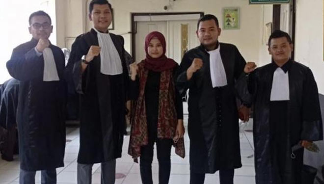Yosaxina Anggi bersama tim kuasa hukumnya.  (Foto: Jurnas/Ist).