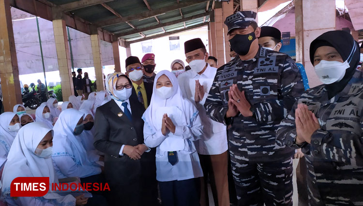 Kepala Staf Angkatan Laut (Kasal) Laksamana TNI Yudo Margono saat di ajak foto salah satu santri Darul Ulum usai memberi motivasi dan semangat pada pelaksanaan vaksinasi di Unipdu Jombang (FOTO : Rohmadi/TIMES Indonesia)