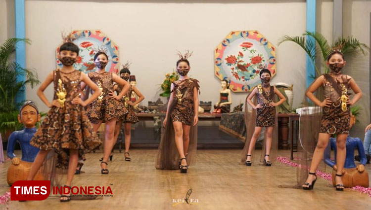 Model-model cilik memperagakan busana batik kontemporer. (FOTO: AJP TIMES Indonesia)