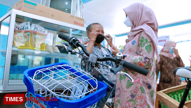 Bupati Banyuwangi Ipuk Fiestiandani Azwar Anas saat memberikan arahan kepada kaum perempuan (Foto : Rizki Alfian/ TIMES Indonesia)