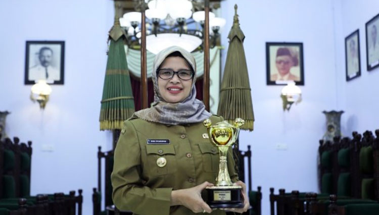 Bupati Blitar Rini Syarifah menerima Anugerah Parahita Ekapraya 2020 Kategori Utama dari Kementerian Pemberdayaan Perempuan dan Perlindungan Anak, Rabu (13/10/2021). (Foto Kominfo Kab Blitar)
