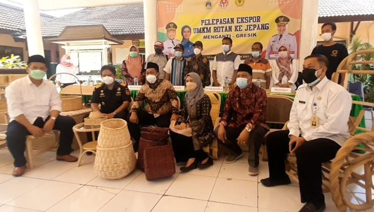 Bupati Gresik Fandi Akhmad Yani didampingi Kadiskoperindag Agus Budiono saat peluncuran produk UMKM kerajinan rotan di Pendapa Kecamatan Menganti (Foto: Doc Diskoperindag Gresik).