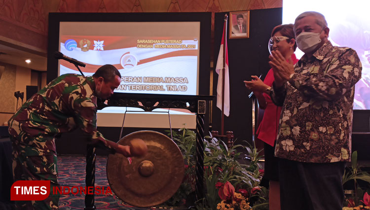 Danpusterad Letjen TNI Teguh Arief Indratmoko membuka giat sarasehan di Hotel Horison Bekasi, Rabu (13/10/2021). (Foto: Lely Yuana/TIMES Indonesia) 