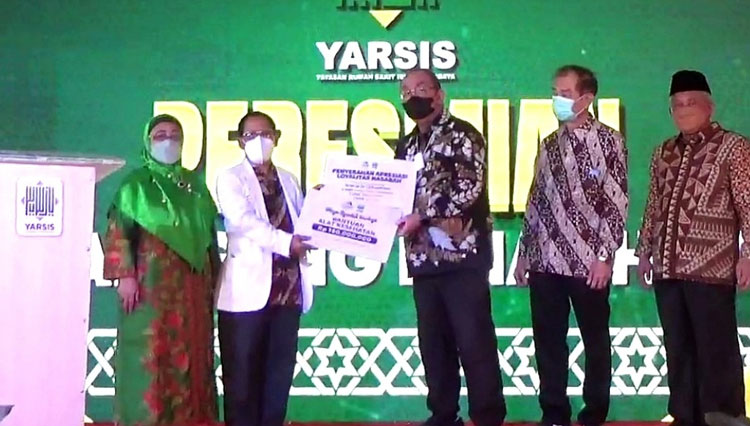 Direktur Utama Bank Mega Syariah Yuwono Waluyo menyerahkan dukungan peralatan kesehatan secara simbolis kepada Direktur RSI Nyai Ageng Pinatih Sri Agustina Ariandani, Rabu (13/10/2021).(Dok.Yarsis) 