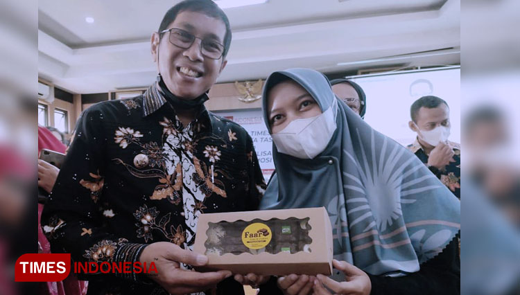 Pelaku UMKM Kota Tasikmalaya memperlihatkan produknya saat berfoto bersama dengan Wali Kota Tasikmalaya HM Yusuf. (FOTO: Harniwan Obech/TIMES Indonesia) 