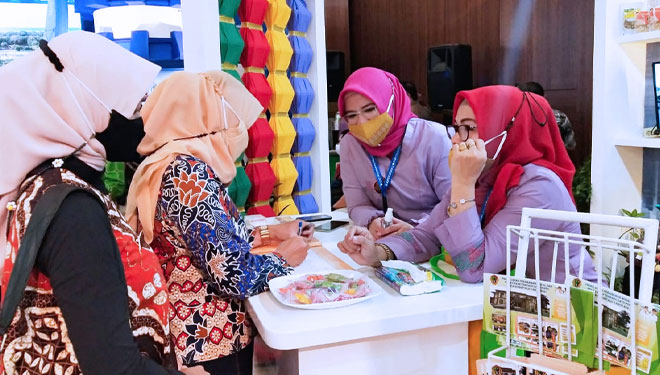 Pegawai Pemerintah Kota Gorontalo saat memamerkan produk pelaku Usaha Mikro Kecil Menengah (UMKM) di Kota Gorontalo pada acara Ajang Pameran Indonesia Smart City Apeksi 2021. (Foto: Humas Pemkot Gorontalo)