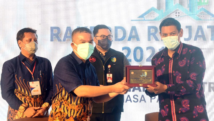 Wali Kota Kediri Raih Penghargaan Karmika Graha Abinaya dalam Rakerda REI Jatim