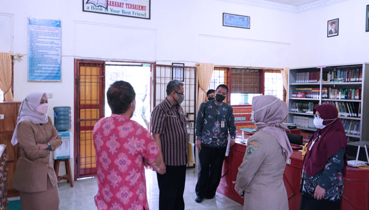Koordinator Asesor Perpustakaan Wilayah Jawa Tengah, Adib Suharto saat kunjungi Perpustakaan Ngudi Ngelmu SMA Negeri 1 Sigaluh, Banjarnegara. (FOTO: Heni Purwono for TIMES Indonesia)