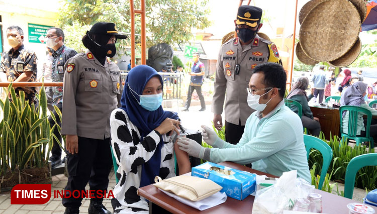 Polres Cilacap dan Forkopimda meninjau vaksinasi di beberapa tempat berbeda untuk kejar target puluhan ribu vaksin per hari. (FOTO: Humas Polres Cilacap for TIMES Indonesia) 