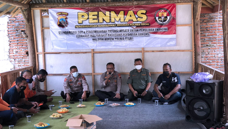 Polres Tegal memberikan saran dan arahan potensi wisata pendakian Gunung Slamet (Foto: Andi Humas Polres Tegal For TIMES Indonesia)