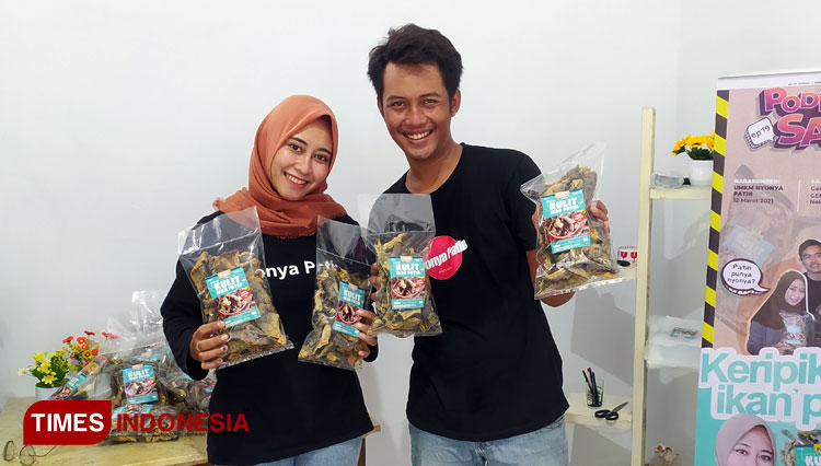 Pasangan suami istri pemilik Nyonya Patin, menunjukkan produknya. (FOTO: MFA Rohmatillah/ TIMES Indonesia)