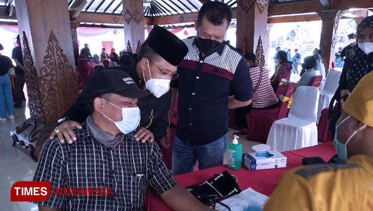 Ketua DPC PDIP Kota Batu, Ir Punjul Santoso SH MM meninjau pelaksanaan vaksinasi dosis 2 yang dilaksanakan pada dua tempat. (FOTO: Muhammad Dhani Rahman/TIMES Indonesia)