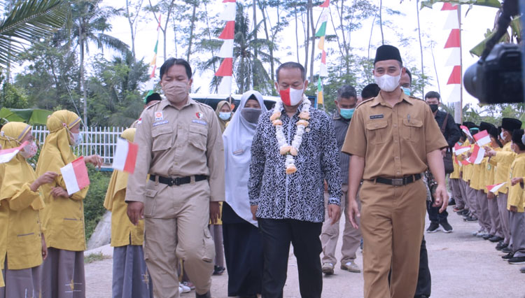 H Rofik Hananto, disambut kepala sekolah dan peserta didik. (FOTO : Dr Tuswadi for TIMES Indonesia)