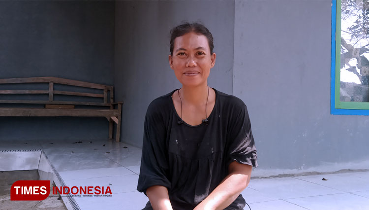 Suminah, warga Desa Rejasari yang mengaku sampai saat ini belum juga dapat bantuan listrik setelah puluhan tahun tidak menikmati fasilitas listrik (FOTO: Susi/TIMES Indonesia)