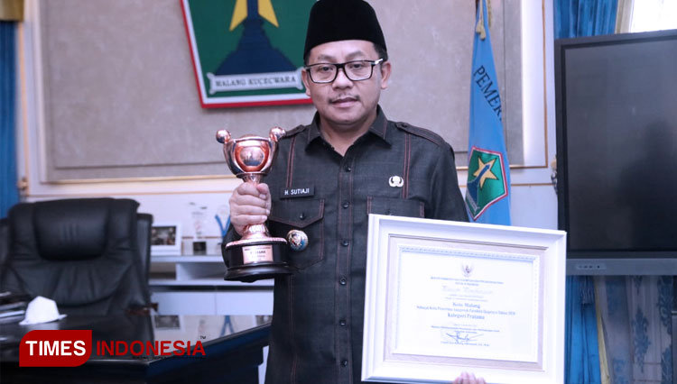 Wali Kota Malang Sutiaji menunjukkan piagam penghargaan Anugerah Parahita Ekapraya 2021 Kategori Pratama. (FOTO: Dok. Humas Pemkot Malang for TIMES Indonesia)