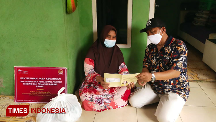 Tim sosialisasi Puteri Anetta Komaruddin, Anggita Komisi XI DPR RI, tengah memberikan edukasi kepada masyarakat terkait pinjaman online - (FOTO: Puteri Komaruddin for TIMES Indonesia)