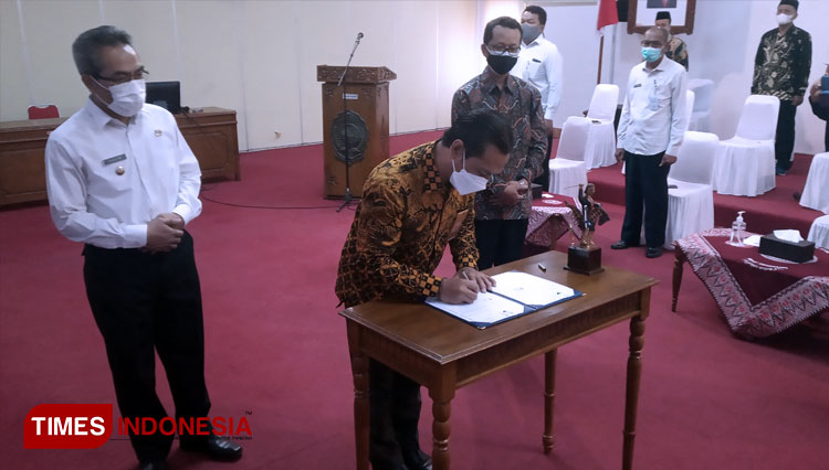 Penandatanganan kerjasama pengelolaan aplikasi E-Pemilos oleh Ketua KPU Bantul. (FOTO: Totok Hidayat/TIMES Indonesia)