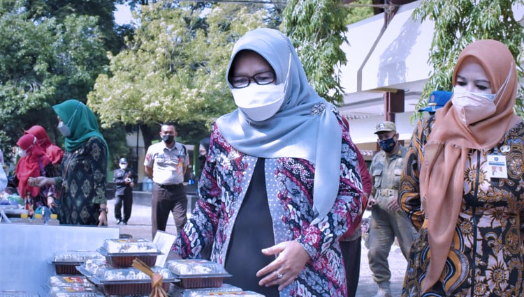 Bupati Tegal, Dra H Umi Azizah yang didampingi Kepada Dinas Perdagangan Koperasi dan Usaha Kecil Menengah (UKM) Kabupaten Tegal, Suspriyanti mengunjungi Pekan Jajan UMKM. (Foto: Humas Pemkab Tegal For TIMES Indonesia)